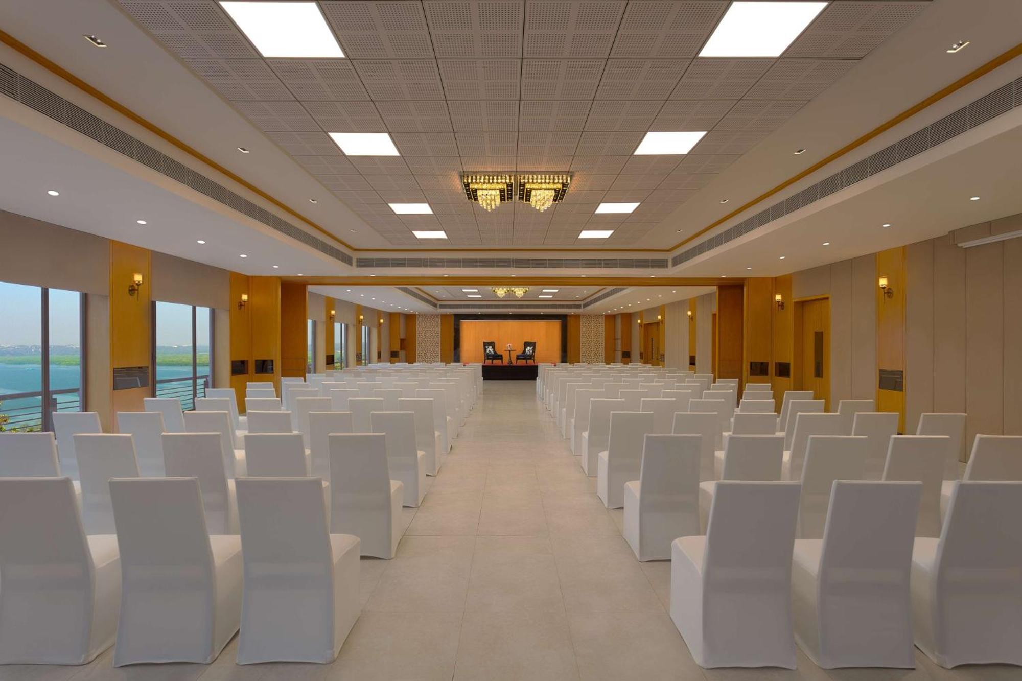 Doubletree By Hilton Goa - Panaji Hotel Екстериор снимка